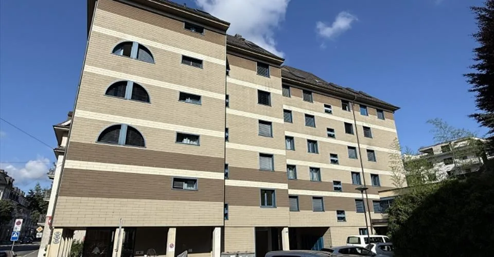 Bureaux en plein centre de Lucerne, avec places de parking devant l'immeuble et accès direct à la piste cyclable du Freigleis.