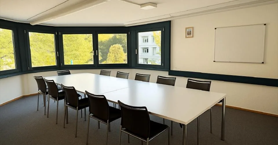 Bureaux en plein centre de Lucerne, avec places de parking devant l'immeuble et accès direct à la piste cyclable du Freigleis.