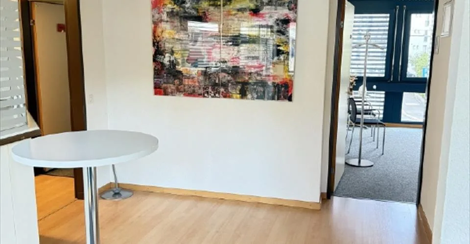 Bureaux en plein centre de Lucerne, avec places de parking devant l'immeuble et accès direct à la piste cyclable du Freigleis.