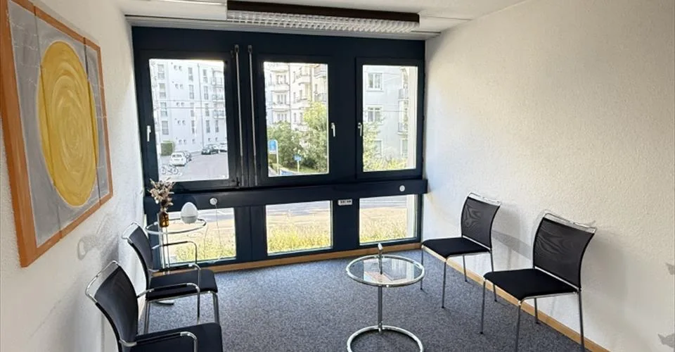 Bureaux en plein centre de Lucerne, avec places de parking devant l'immeuble et accès direct à la piste cyclable du Freigleis.