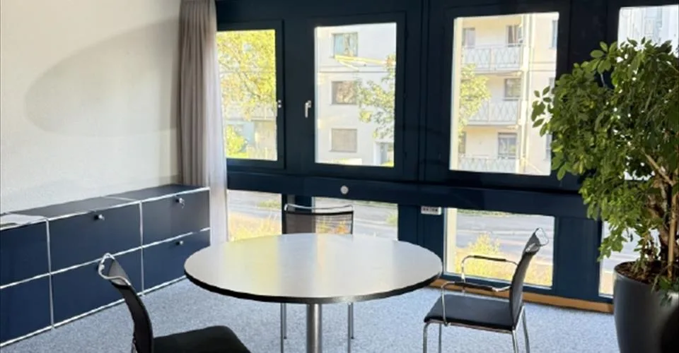 Bureaux en plein centre de Lucerne, avec places de parking devant l'immeuble et accès direct à la piste cyclable du Freigleis.