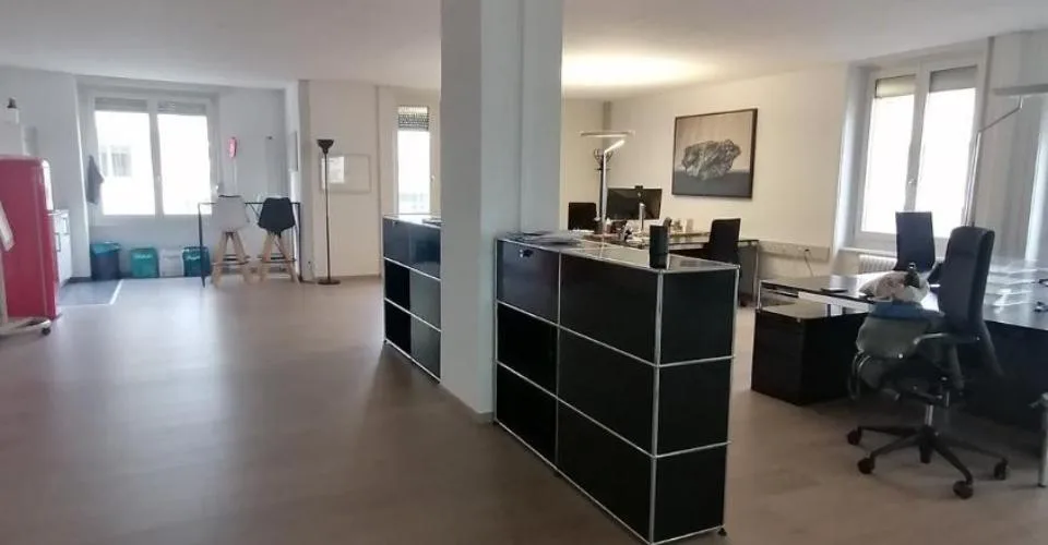 belle surface de bureau à proximité de la gare