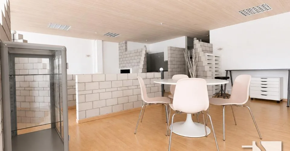 Lumineuse surface administrative open space d'env. 140 m²