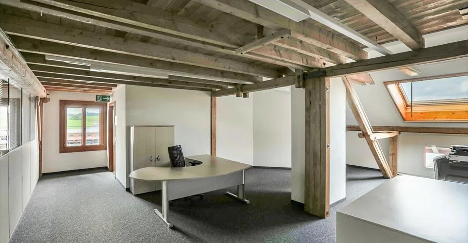 Grande superficie de travail avec salles indépendantes