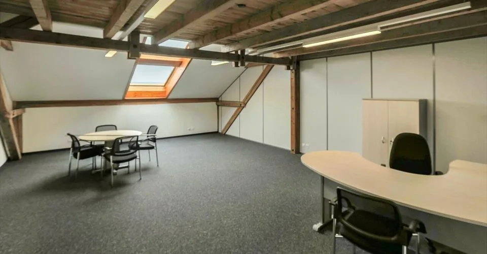 Grande superficie de travail avec salles indépendantes