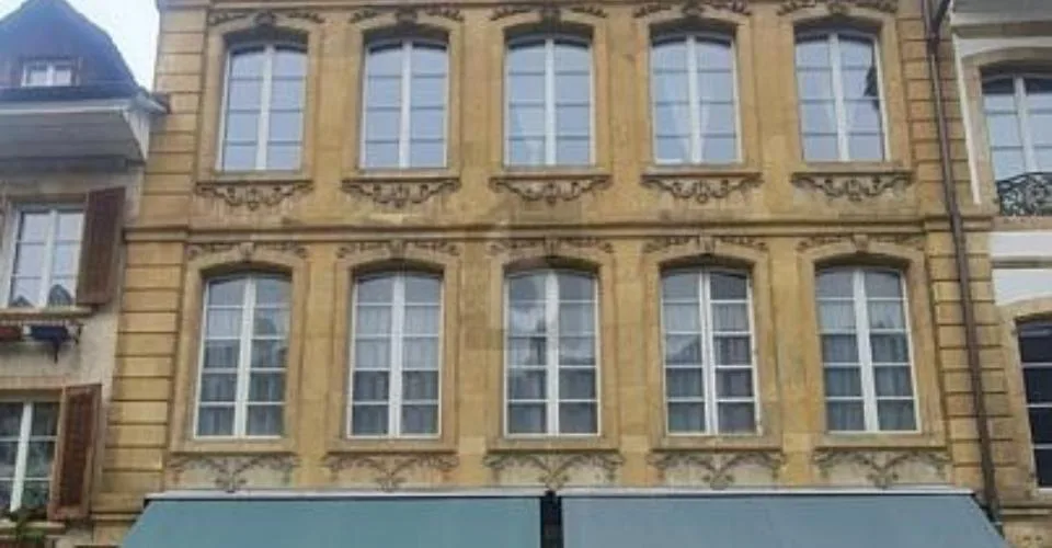 BUREAU AU CœUR DE LA VIEILLE VILLE DE MORAT