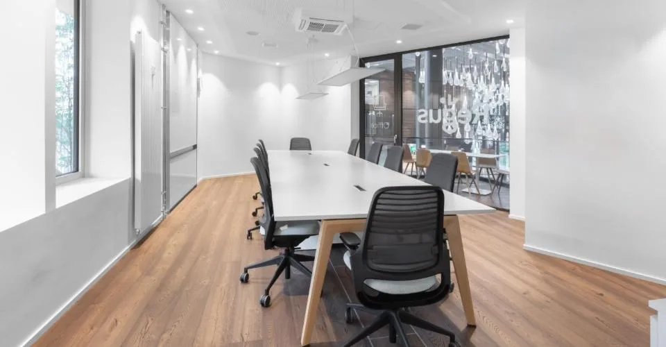 Bureau privé pour 10 personnes à Regus Stücki Village