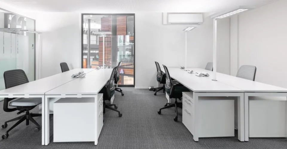 Eigener Schreibtisch in Regus Stücki Village