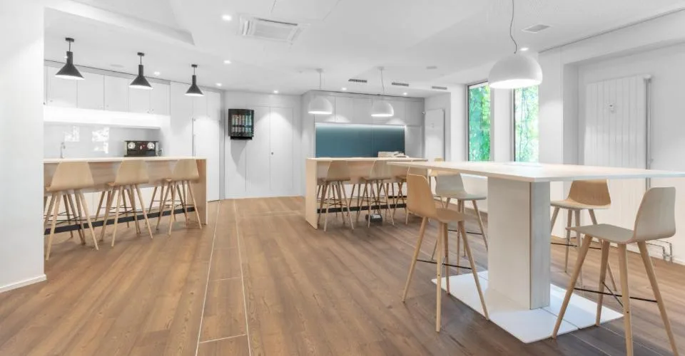 Eigener Schreibtisch in Regus Stücki Village