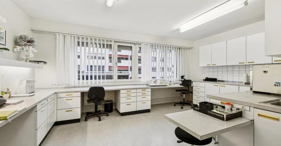 Cabinet, thérapie ou bureau dans le quartier branché de Gundeldingen, à Bâle – 187 m²
