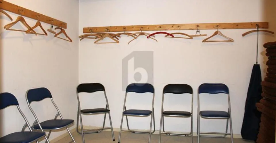 HELL MIT GARDEROBE, DUSCHE UND SAUNA