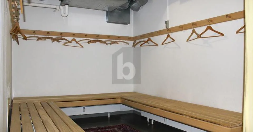 HELL MIT GARDEROBE, DUSCHE UND SAUNA