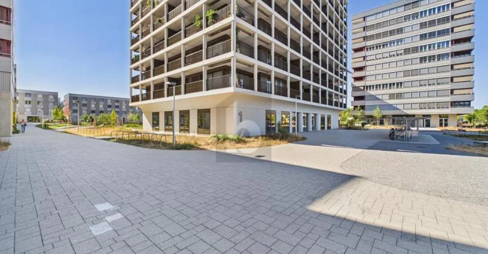 NEUBAU-FLÄCHE MIT KÜCHE UND PARKPLATZ