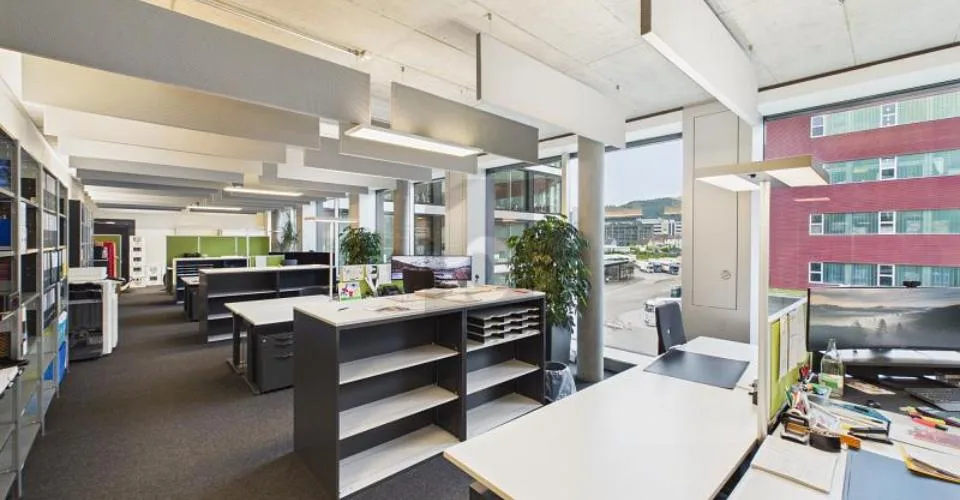 HELLE FLÄCHE MIT GENIALER VERKEHRSANBINDUNG