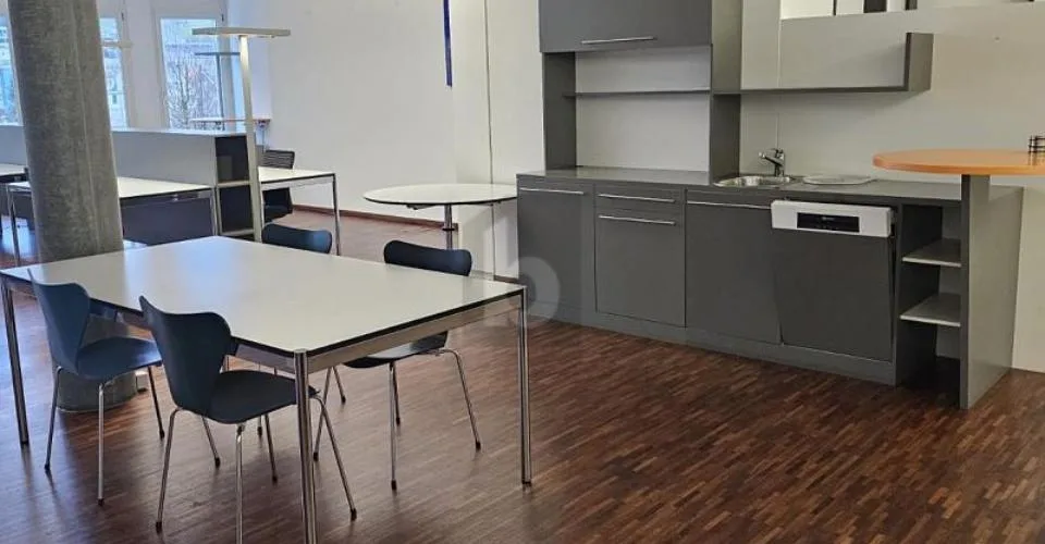 WEITLÄUFIGE GESCHÄFTSFLÄCHE