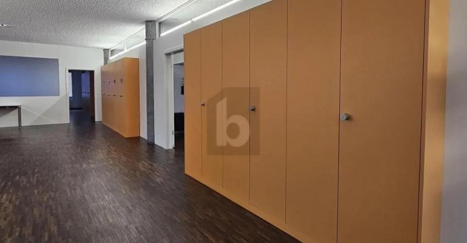 MODERNE ARBEITSFLÄCHE MIT TERRASSE