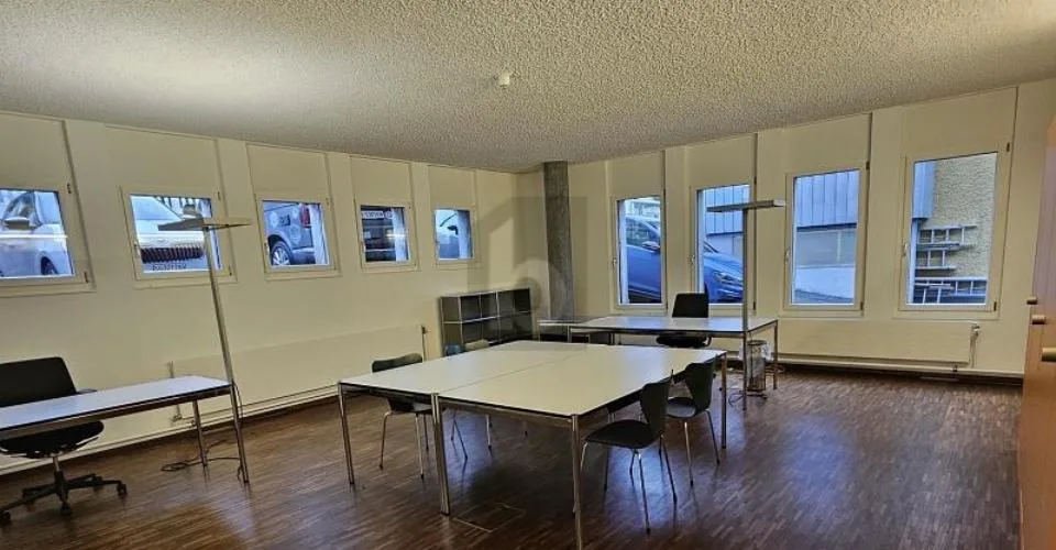MODERNE ARBEITSFLÄCHE MIT TERRASSE