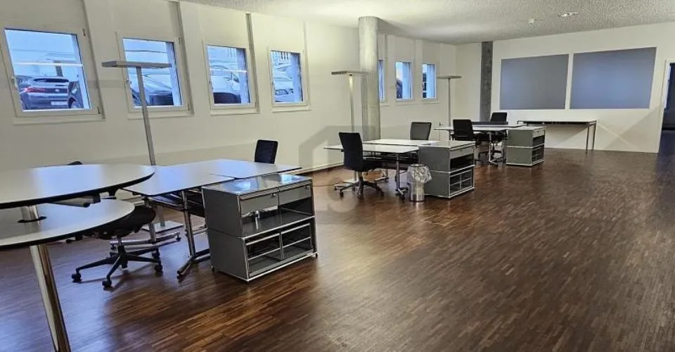 MODERNE ARBEITSFLÄCHE MIT TERRASSE