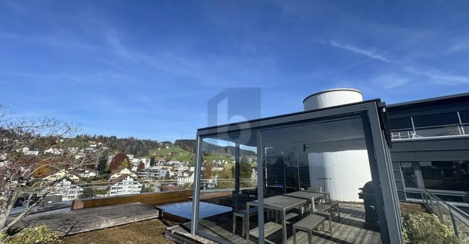 MODERNE ARBEITSFLÄCHE MIT TERRASSE