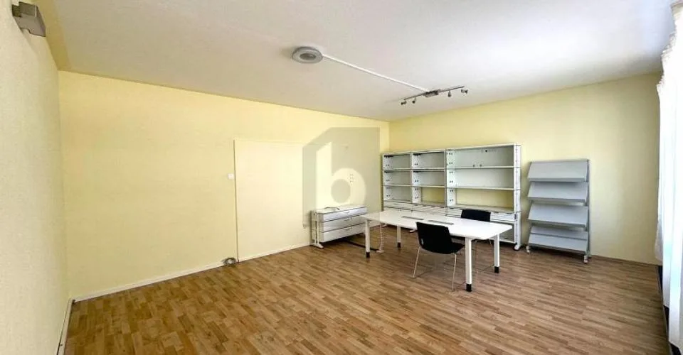 HELL MIT GROSSEN SCHAUFENSTER