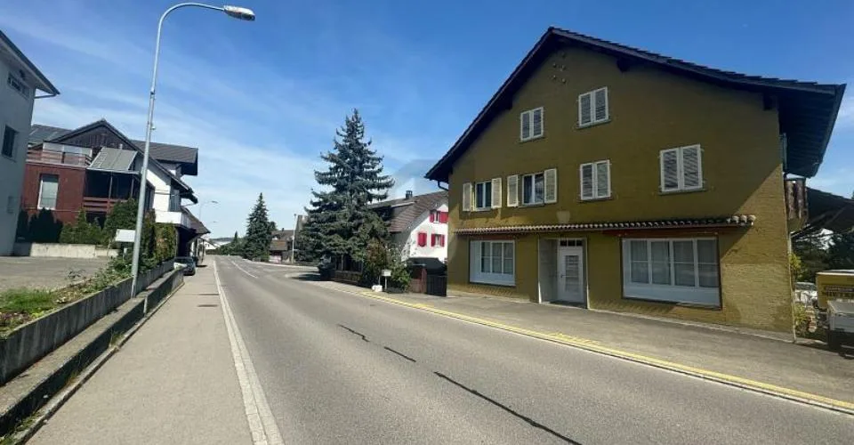 HELL MIT GROSSEN SCHAUFENSTER
