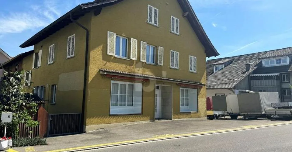 HELL MIT GROSSEN SCHAUFENSTER
