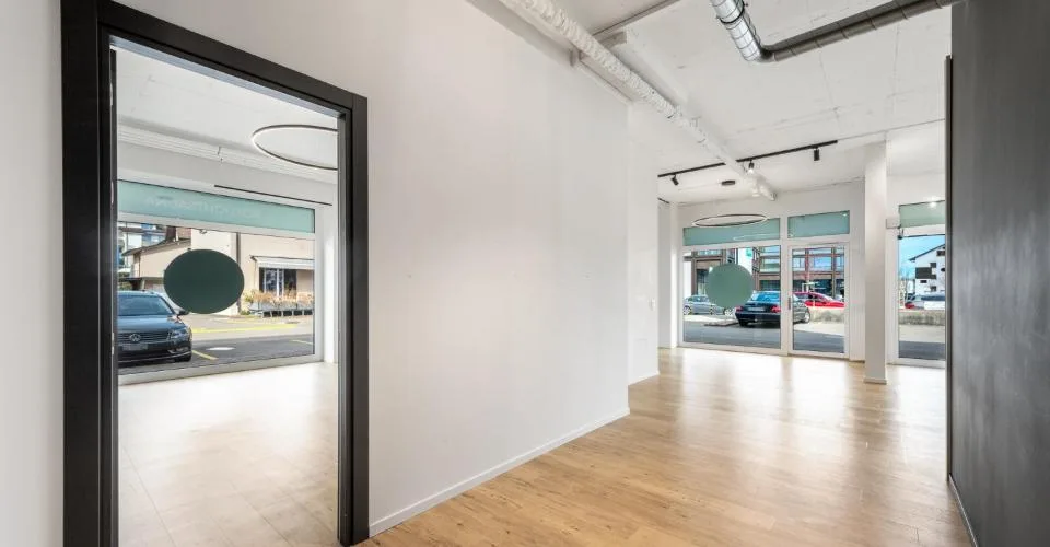 Espace commercial moderne et de haute qualité au centre de Mutschellen