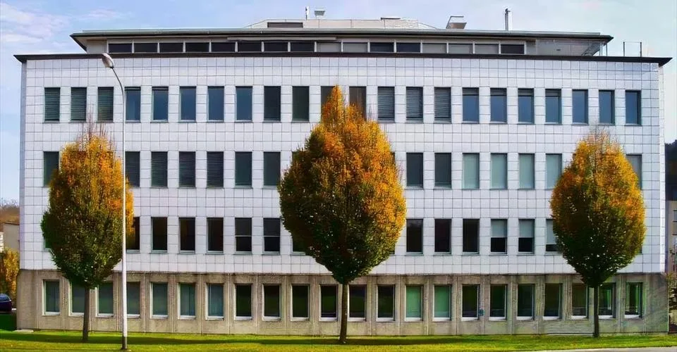 130 m2 - 1'100 m2 - Espace de bureaux dans la zone industrielle de Täfern