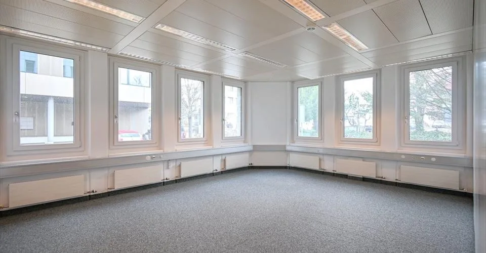 130 m2 - 1'100 m2 - Espace de bureaux dans la zone industrielle de Täfern