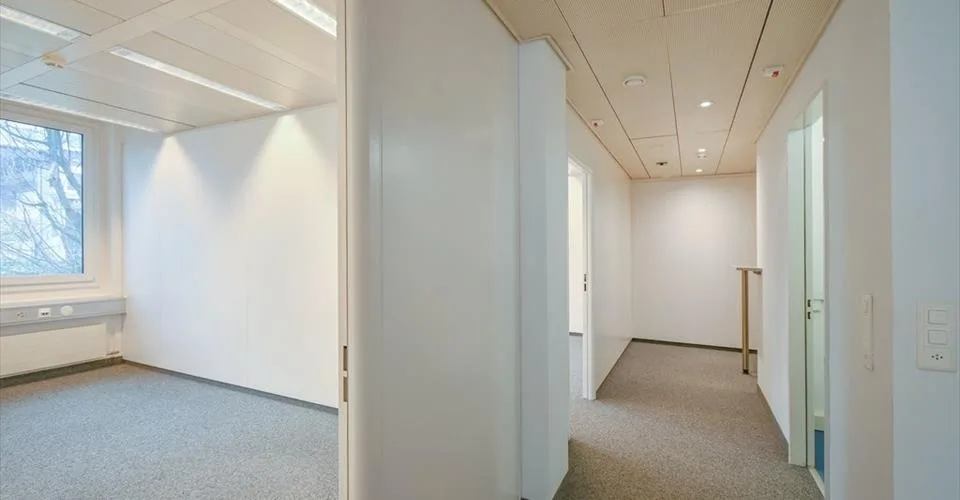 130 m2 - 1'100 m2 - Espace de bureaux dans la zone industrielle de Täfern