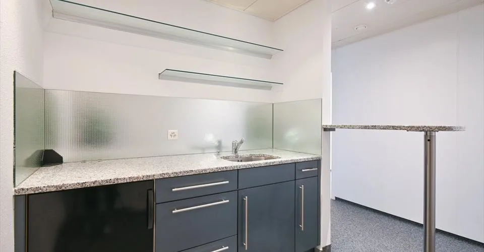 130 m2 - 1'100 m2 - Espace de bureaux dans la zone industrielle de Täfern