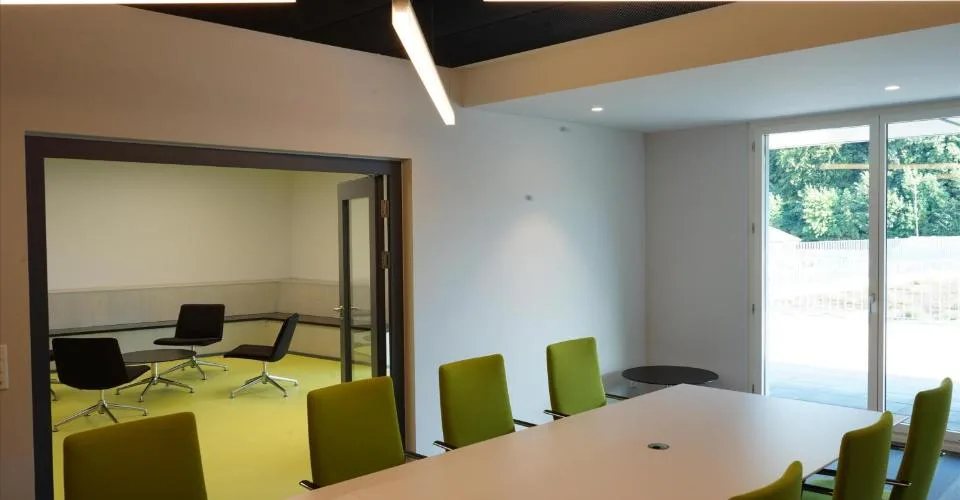 Plus d'espace pour vos idées – un bureau moderne avec une vision