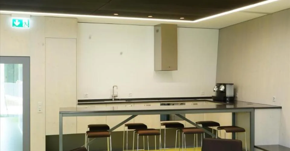 Plus d'espace pour vos idées – un bureau moderne avec une vision