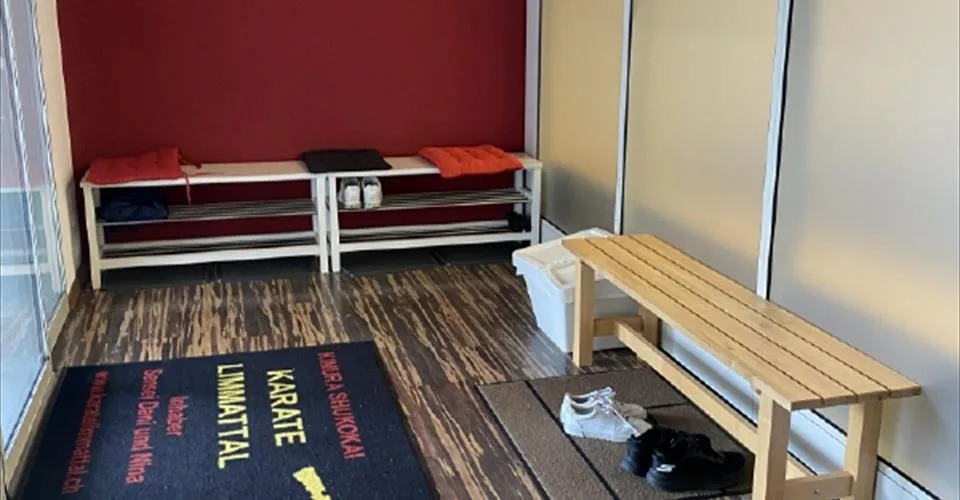 Salle commerciale ou salle de karaté au rez-de-chaussée (215 m2)