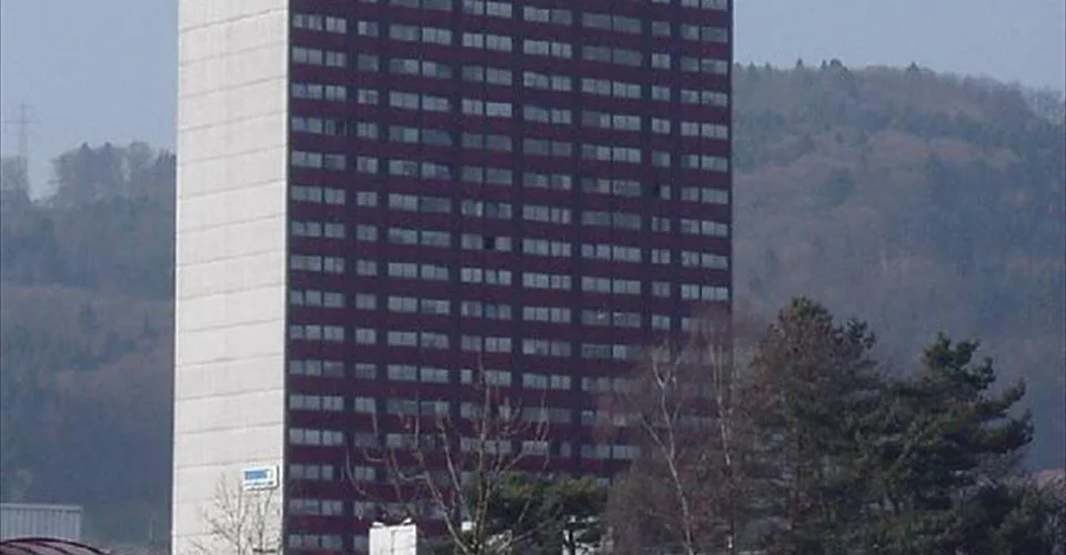 Salle commerciale ou salle de karaté au rez-de-chaussée (215 m2)