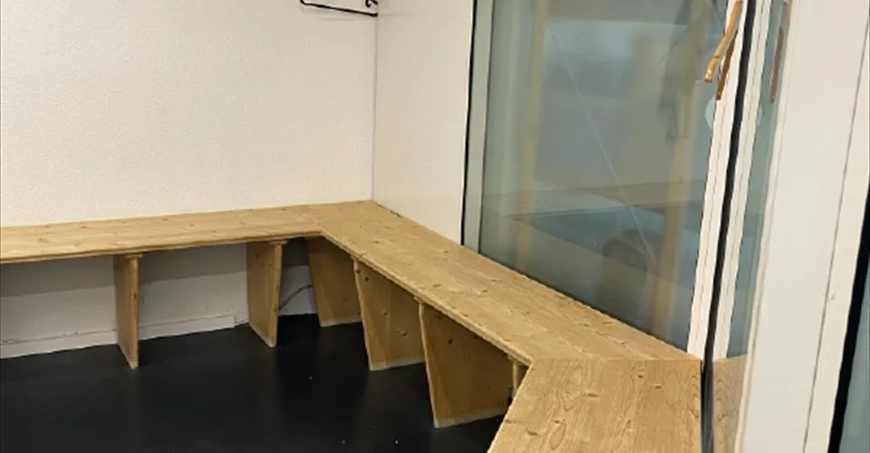 Salle commerciale ou salle de karaté au rez-de-chaussée (215 m2)