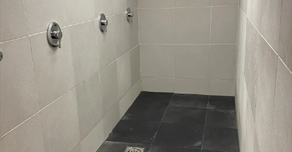Salle commerciale ou salle de karaté au rez-de-chaussée (215 m2)