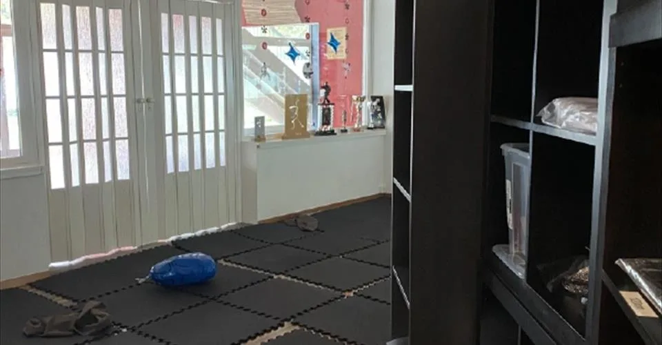 Salle commerciale ou salle de karaté au rez-de-chaussée (215 m2)