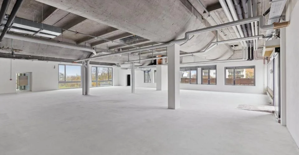 Espace pour de nouvelles idées commerciales au 2ème étage du centre commercial Seepark