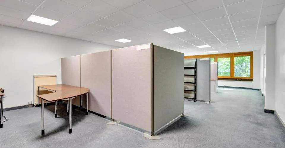 Espace de travail meublé dans un centre de haute technologie
