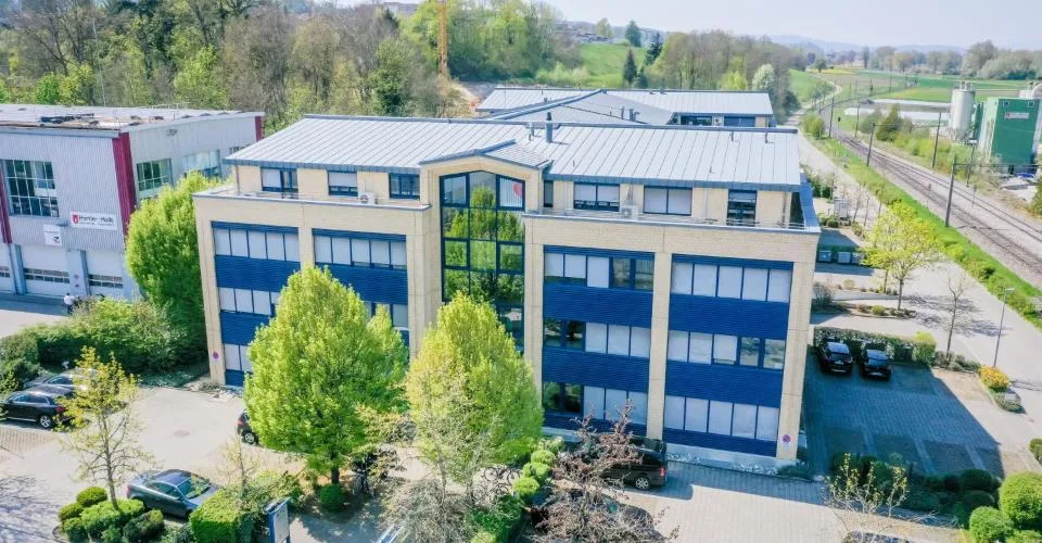 Espace de travail meublé dans un centre de haute technologie