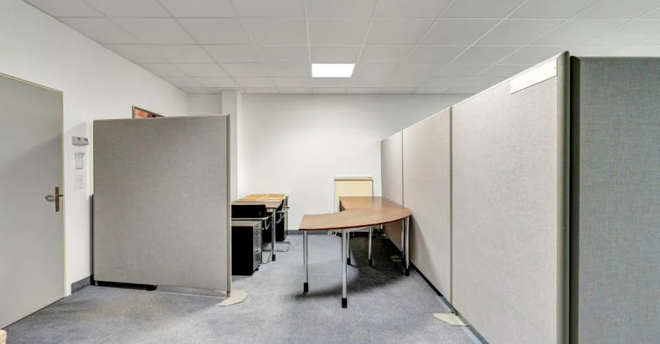 Espace de travail meublé dans un centre de haute technologie