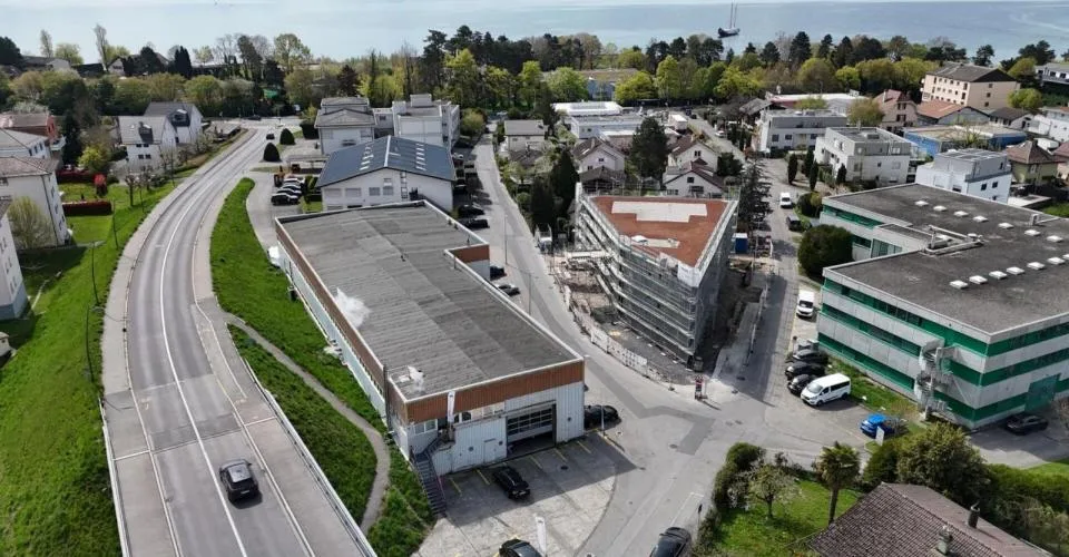 3 surfaces de 356 m2 par étage (rez + 1er + 2è étage)