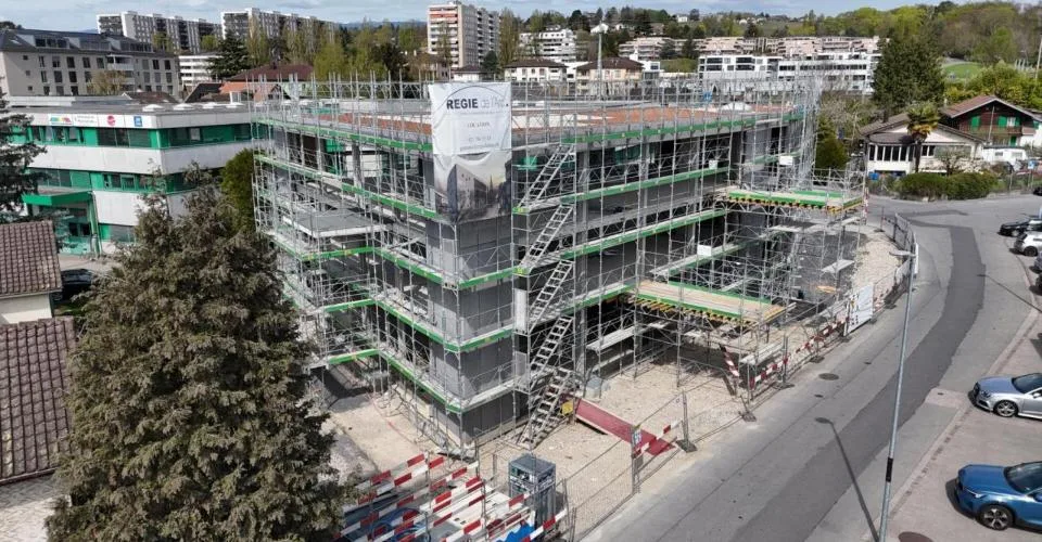 3 surfaces de 356 m2 par étage (rez + 1er + 2è étage)