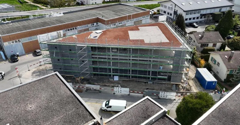 3 surfaces de 356 m2 par étage (rez + 1er + 2è étage)