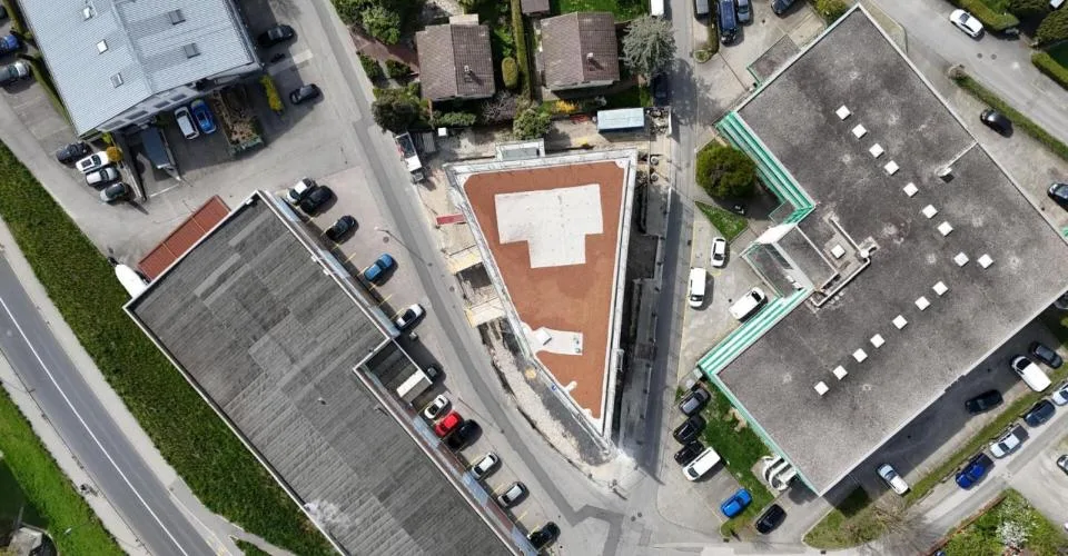 3 surfaces de 356 m2 par étage (rez + 1er + 2è étage)