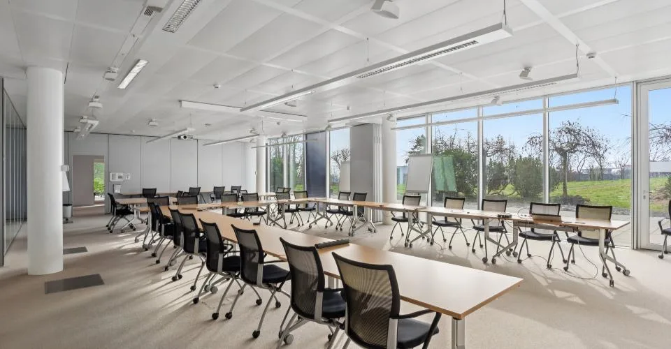 Surface de 680 m² avec terrasse privative de 175 m² – nombreuses affectations possibles