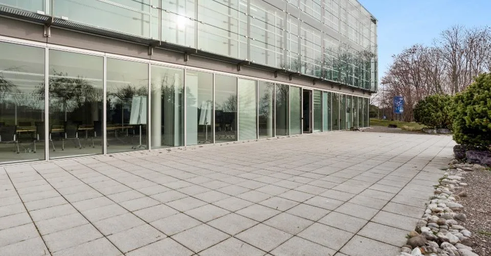 Surface de 680 m² avec terrasse privative de 175 m² – nombreuses affectations possibles