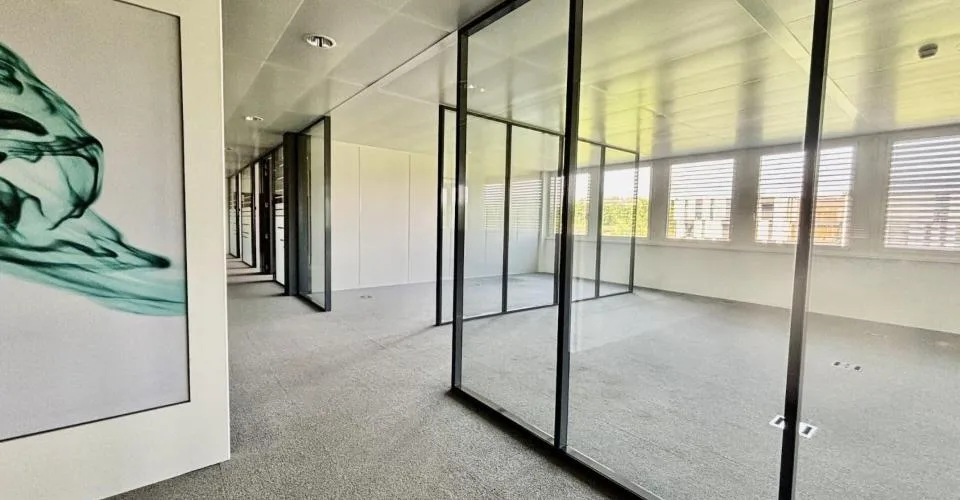Superbe surface de bureau de 350 à 1500 m2 dans très bel environnement très accessible: CFF & Autoroute