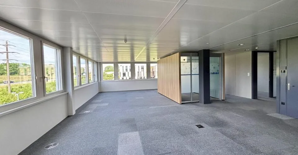 Superbe surface de bureau de 350 à 1500 m2 dans très bel environnement très accessible: CFF & Autoroute